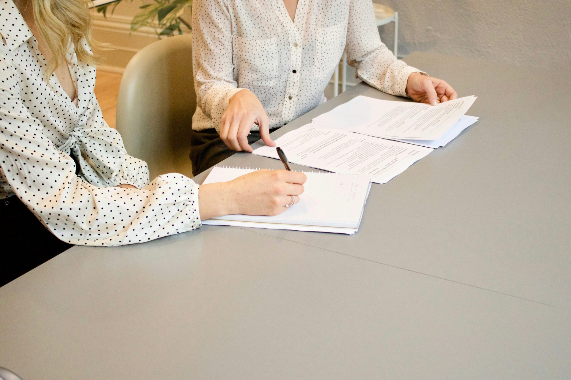 Dos personas revisando documentos